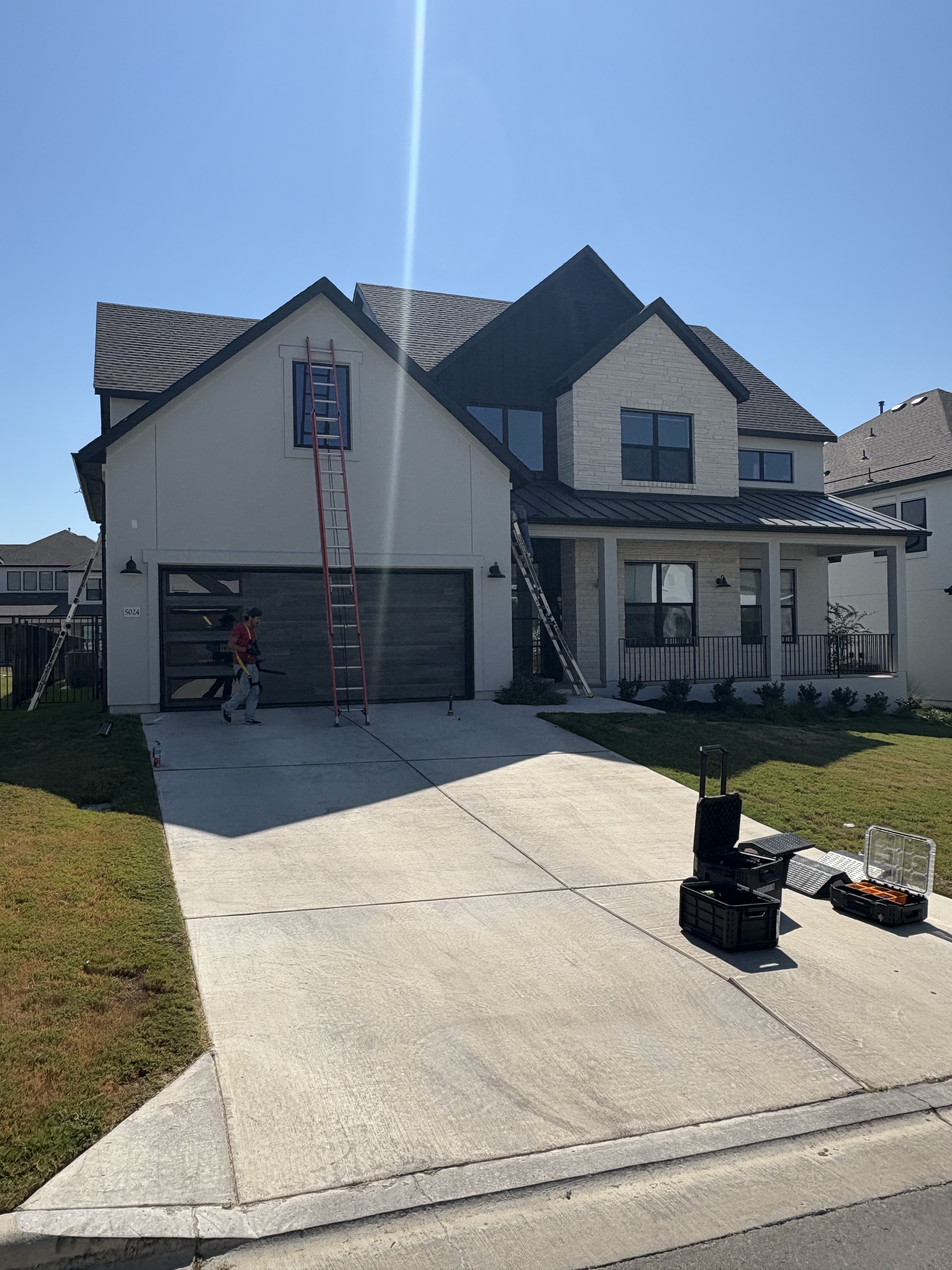 Commercial roofline permanent lighting installation